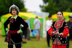 Сегодня рубрика «История с географией» перемещается в Москву, где музей заповедник «Коломенское» на день превратился в центр большого празднования. Здесь состоялся Московский Сабантуй, прошедший в рамках Года единства народов России.