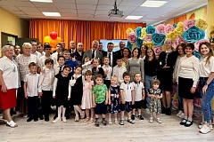 Сотрудники УВД по ЮАО ГУ МВД России по г. Москве совместно с председателем Общественного совета при УВД Харисом Ильясовым поздравили воспитанников подшефного Центра поддержки семьи и детства «Планета Семьи»