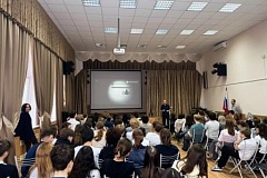 Правовой урок в ГБОУ Школе № 463: сотрудник Правового отдела УВД по ЮАО рассказал девятиклассникам о безопасности в реальном и цифровом мире