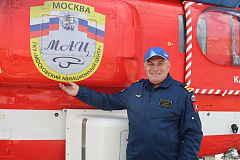 «70 лет – это почтенный возраст, в котором в небо поднимаются единицы»: в профессиональный праздник рассказали о юбиляре авиации экстренного реагирования столицы